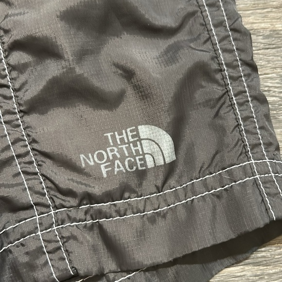 The North Face Shorts Large Swim Suit Trunks Gray Mesh Built In’s Y2K Activewear - Picture 8 of 11